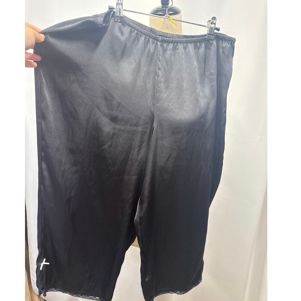 Gilligan & O’Malley. Has lace and little pink bows. 
Rise 12 Waist 17 Inseam 20
